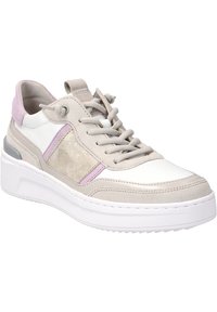 Sneaker aus weißem Leder, hellgrauem Wildleder und einem metallic goldenen Akzent. Er hat eine dicke weiße Sohle und lila Details. Mit Schnürsenkeln zum Schließen.