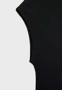 Top aderente nero senza maniche con scollatura a girocollo, texture liscia e cuciture pulite lungo le aperture delle maniche e l'orlo.