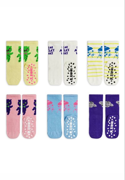 Šesť párov farebných detských ponožiek s protisklzovými bodkami, s motívmi zelených a fialových medveďov, UFO, planét a textových dizajnov na rôznych pozadí.