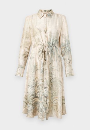 Abito camicia color crema con stampa botanica, caratterizzato da maniche lunghe, chiusura a bottoni, vita con cintura e una morbida struttura setosa.