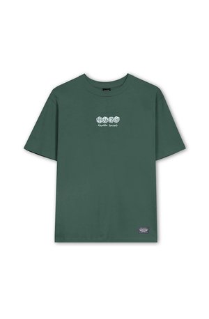 T-shirt in cotone verde con maniche corte, collo tondo e stampa grafica frontale "Karaoke Society." Presenta un piccolo etichetta del marchio sull'orlo.