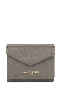 Portafoglio in pelle grigia con una finitura testurizzata, dotato di un flap triangolare, bordi cuciti e logo dorato "Lancaster Paris" nella parte inferiore.