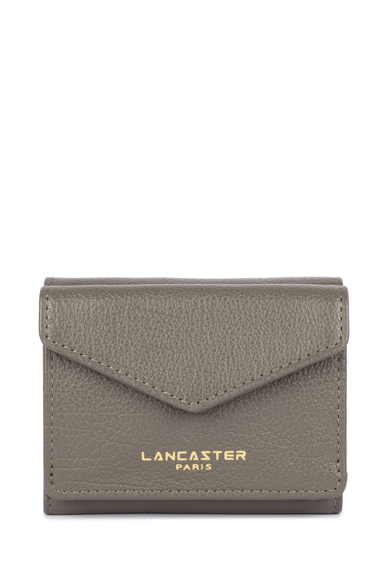 Portafoglio in pelle grigia con una finitura testurizzata, dotato di un flap triangolare, bordi cuciti e logo dorato "Lancaster Paris" nella parte inferiore.