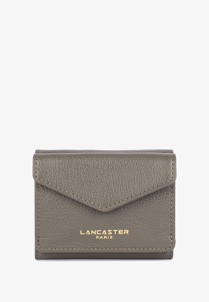 Portafoglio in pelle grigia con una finitura testurizzata, dotato di un flap triangolare, bordi cuciti e logo dorato "Lancaster Paris" nella parte inferiore.