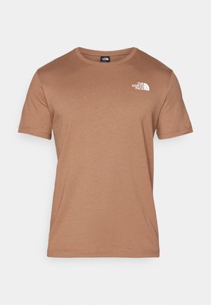 Camiseta corta de manga corta marrón, hecha de material suave, con cuello redondo y logo blanco en la parte izquierda del pecho. Textura suave y diseño minimalista.