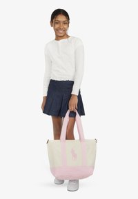 PLAYER TOTE UNISEX - Shopping bag - white/carmel pink