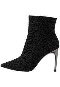 Bottines à imprimé léopard noir en matériau texturé, avec un élégant bout pointu et un talon aiguille argenté brillant.