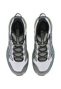 Sneakers grigie e bianche con tomaia in rete, punta in gomma rinforzata, dettagli verdi e suola texturizzata. Presentano lacci e linguette per il supporto.