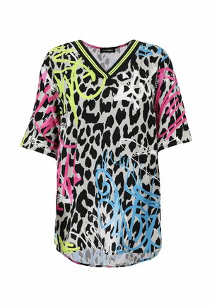 Kurzärmliges V-Ausschnitt-Shirt mit schwarzem und grauem Leopardenmuster, überlagert von neonpinken, blauen und gelben Graffiti-Designs.