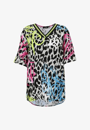 Kurzärmliges V-Ausschnitt-Shirt mit schwarzem und grauem Leopardenmuster, überlagert von neonpinken, blauen und gelben Graffiti-Designs.