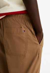 Tommy Hilfiger LIGHT WEIGHT PULL ON  - Stoffhose - hickory