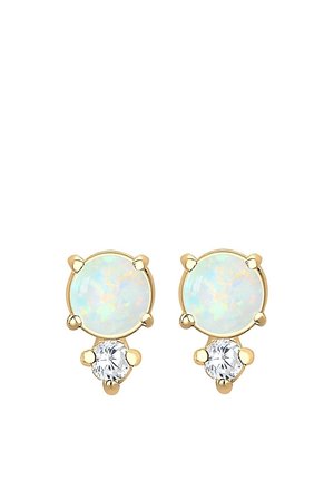 Boucles d'oreilles à clous en or avec des pierres d'opale rondes et de petits cristaux clairs disposés sous chaque opale, présentées sur un fond blanc.