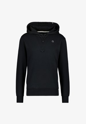 Zwarte hoodie van zacht materiaal, met een treksluiting capuchon, een kangoeroezak aan de voorkant, ribgebreide manchetten en een klein logo op de borst.