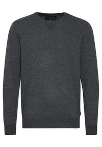 Pullover grigio realizzato in tessuto morbido; presenta un colletto rotondo, maniche lunghe e polsini e orlo a costine per una vestibilità elastica.