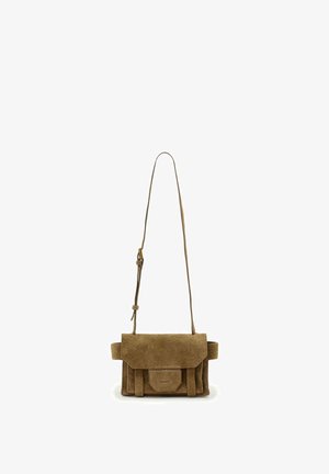 Bruine suède crossbody tas met klepafsluiting, voorzien van een voorvak en verstelbare riem. Gedetailleerde stiksels en een gestructureerde vorm.