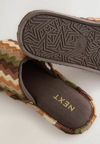 Braune, grüne und beige Zickzack-gestrickte Hausschuhe mit strukturierter Gummisohle mit Sternenmuster, Größe M und Innensohlenaufdruck „NEXT“.