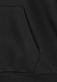 Schwarzes Sweatshirtmaterial mit einer Fronttasche mit genähtem Rand und gerippten Bündchen, strukturiertem Stoff mit glatter Oberfläche.