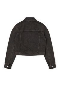 Giacca cropped di denim nero con maniche lunghe, colletto classico e polsini con bottoni; presenta cuciture visibili e due tasche posteriori.