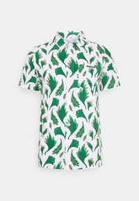 Camisa de manga corta en tela blanca con un patrón de hojas verdes y acentos rojos, diseño con cuello y un pequeño logo en el pecho.