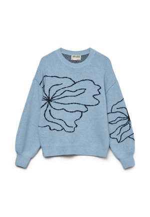 Svetlo modra oversized pulover z dolgimi rokavi, ki ima črn cvetlični vzorec na sprednji strani in rokavih. Narejen je iz mehkega pletenega materiala.