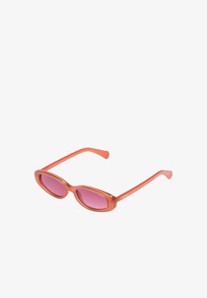 Lunettes de soleil rectangulaires orange avec verres teintés roses et branches fines, présentées sur un fond blanc.