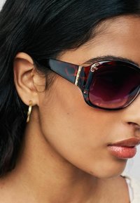 Next MIT ZIERAUSSCHNITTEN - Sluneční brýle - tortoiseshell brown