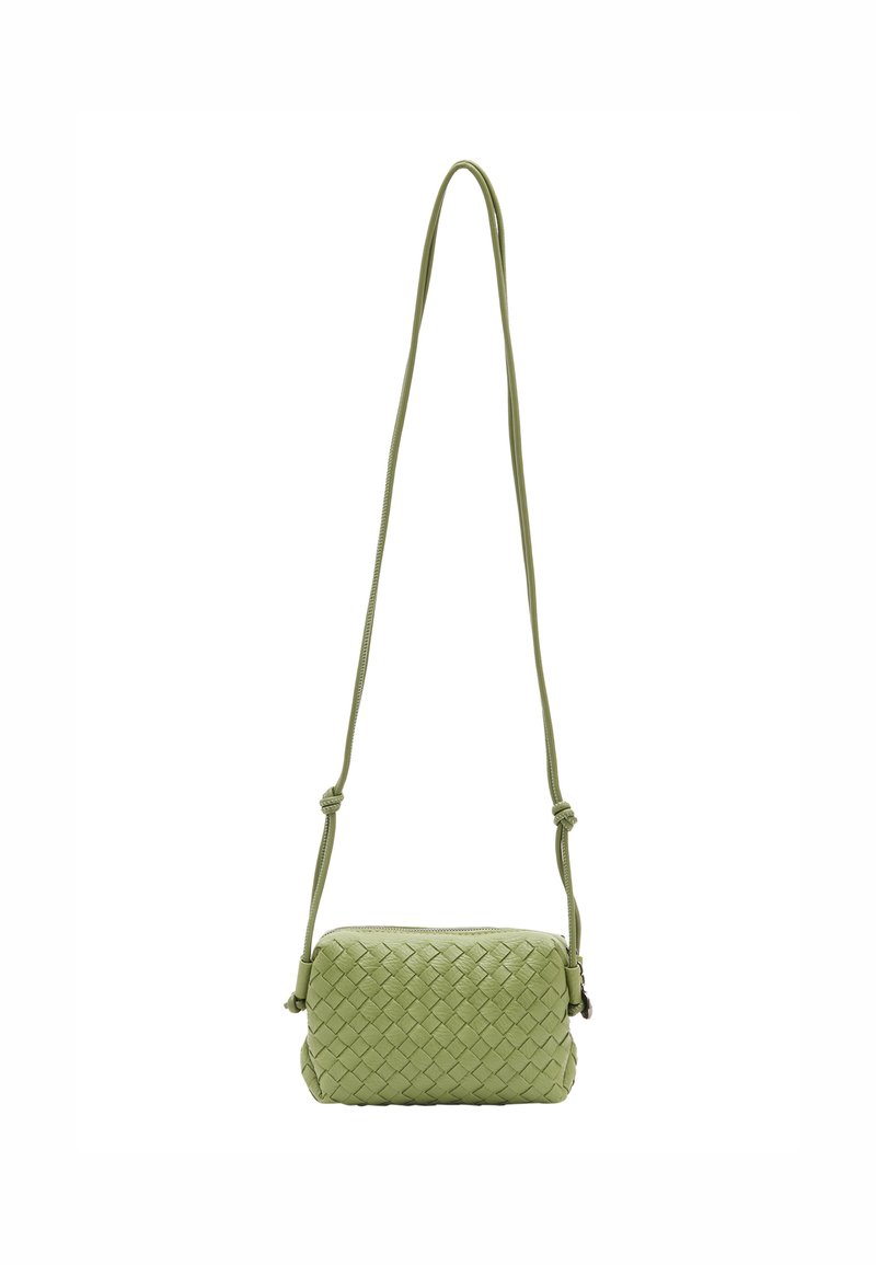 Borsa a tracolla in pelle intrecciata verde con forma rettangolare, tracolla regolabile e superficie liscia. Presenta una chiusura con zip e dettagli annodati.