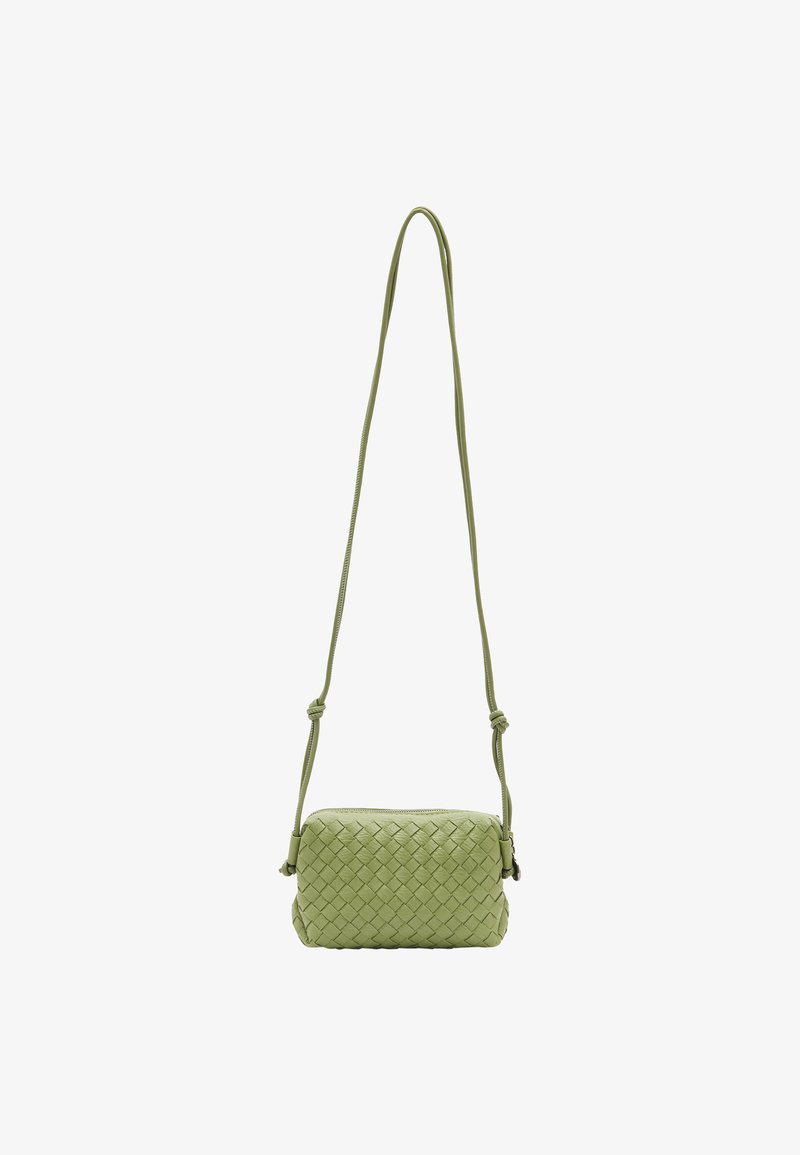 Borsa a tracolla in pelle intrecciata verde con forma rettangolare, tracolla regolabile e superficie liscia. Presenta una chiusura con zip e dettagli annodati.