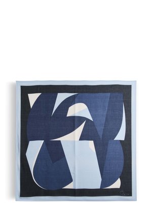 Sjaal met abstracte geometrische vormen in marineblauw, lichtblauw en wit, omkaderd door een lichtblauwe rand.