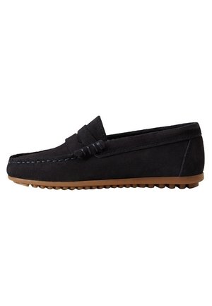 Mocasín de hombre de ante negro con detalles cosidos, correa para monedas y suela de goma marrón con relieve para agarre.