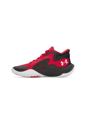 Czerwono-czarny wysokiej klasy but do koszykówki Under Armour z białą podeszwą i logo po boku, pokazany z lewej strony na białym tle.