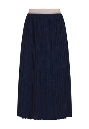 Sötétkék, plisszírozott szoknya, texturált mintával, világos fémszíjjal a részletgazdagság érdekében.