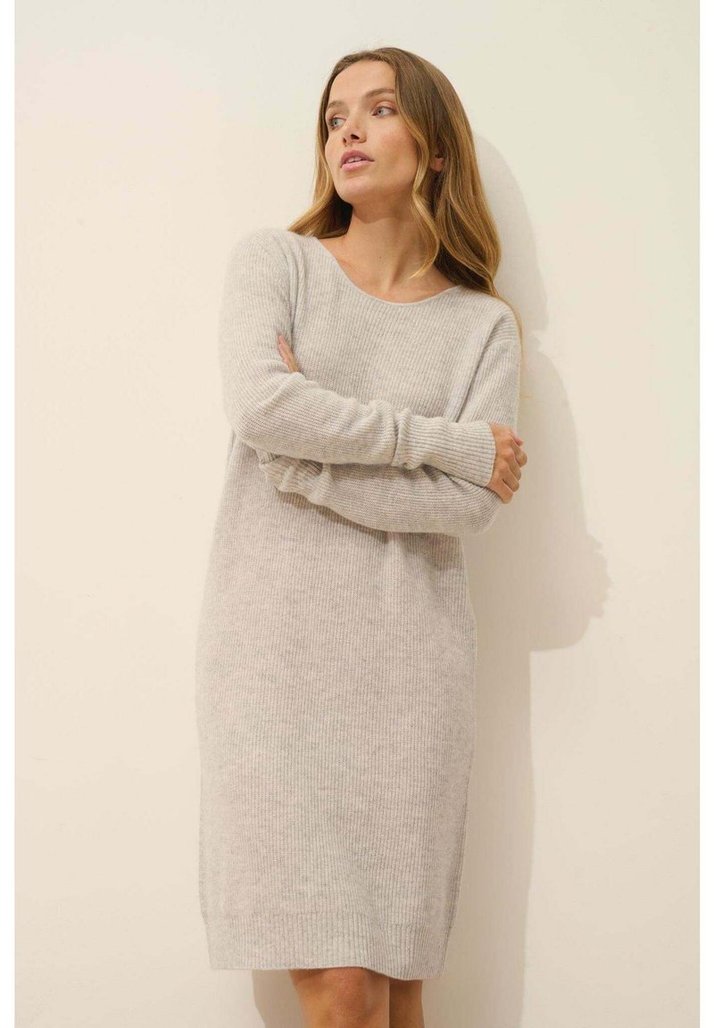 Abito a maglia grigio chiaro a coste, maniche lunghe, collo rotondo, di lunghezza media, morbido al tatto, aderente in vita, vestibilità rilassata, design minimalista.