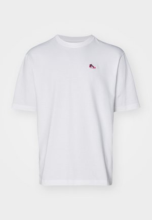 Weißes Baumwoll-T-Shirt mit kurzen Ärmeln, featuring ein kleines rotes und blaues Sneakers-Logo auf der linken Brust. Klassisches Rundhalsausschnitt-Design.