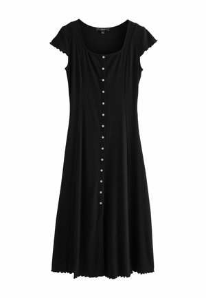 Robe midi noire à manches courtes avec encolure arrondie et boutons blancs sur le devant, confectionnée dans un tissu doux et fluide avec des bords légèrement froncés.