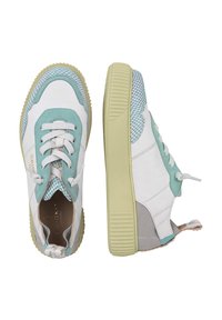 Białe trampki z turkusowymi akcentami, siateczkowe detale, teksturowana podeszwa i sznurowany fason. Charakteryzują się wyraźnym blokowaniem kolorów i wzmocnionym obszarem pięty.
