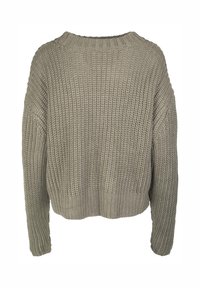 Pull en tricot couleur taupe clair, avec une coupe ample, un col large et un ourlet côtelé. Motif texturé sur l'ensemble, avec des épaules décalées.