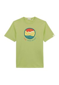 T-shirt en coton vert clair à manches courtes, présentant un graphique circulaire de montagnes, soleil et eau, avec l'inscription « PLAY SERGE BLANCO » en bleu.