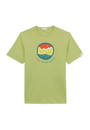 T-shirt en coton vert clair à manches courtes, présentant un graphique circulaire de montagnes, soleil et eau, avec l'inscription « PLAY SERGE BLANCO » en bleu.