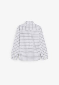 Camisa de manga larga con tejido blanco que presenta un patrón de cuadros azules y negros, puños abotonados y un diseño en la yugo trasero.