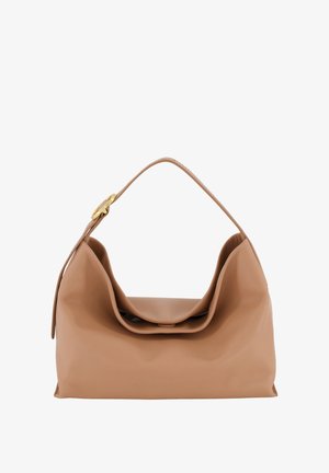 Sac à main en cuir souple couleur fauve avec une seule poignée et un détail de boucle dorée d'un côté, affichant une forme souple et non structurée.