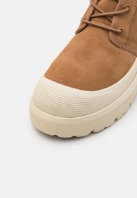 Smešane smešane cipele od smešane kože s teksturiranim vrhom u off-white gumi. Sadrži smešane vezice i ojačane rupice, dizajnirane za izdržljivost i udobnost.