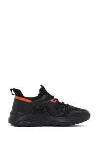 Chaussures de sport noires avec une finition texturée, présentant des accents orange, un col en forme de chaussette et une semelle en caoutchouc conçue pour le confort.