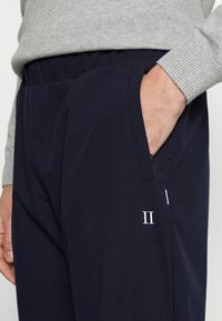 Les Deux JAMIE TRACK PANTS - Calças de fato de treino - dark navy