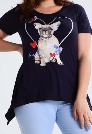 Marineblauw t-shirt met een afbeelding van een Franse Bulldog omringd door hartjes en vlinders. Zacht materiaal met een ontspannen, afgeronde zoom.