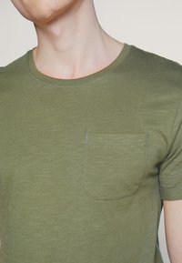 Pier One T-shirt básica - oliv