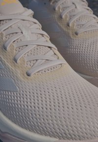 adidas Performance SUPERNOVA STRIDE - Zapatillas running asfalto - putty mauve/zero metallic/spark