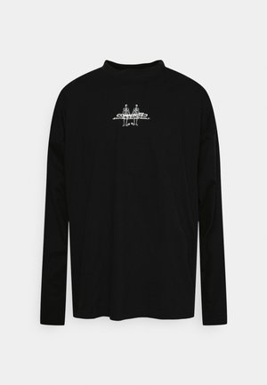 Maglietta a maniche lunghe nera in cotone con colletto alto. Presenta una stampa grafica bianca sul petto che raffigura figure stilizzate.