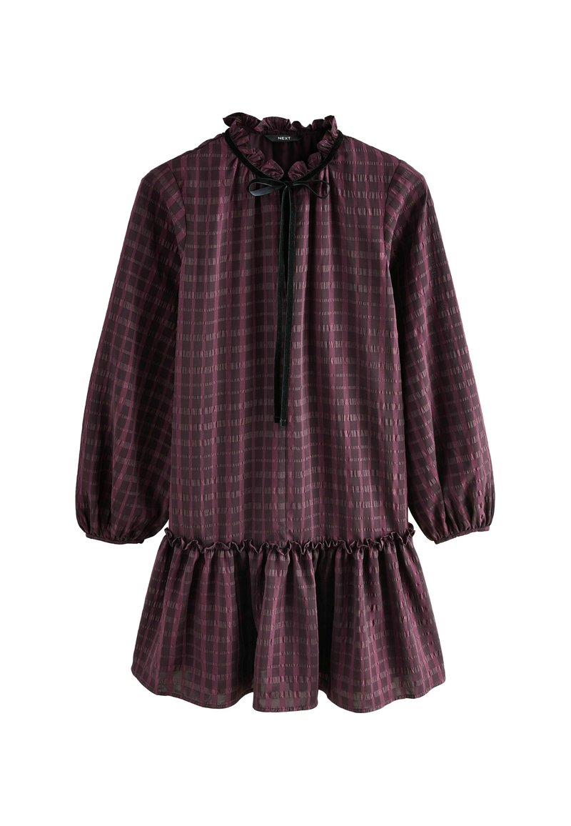 Vestito a quadri viola con colletto increspato, lunghe maniche a sbuffo e orlo a strati arricciato. Presenta un fiocco nero al colletto.