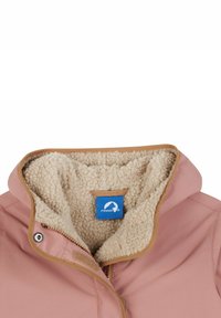 Giacca rosa con un morbido rivestimento in pile beige, dettagli marroni, chiusura con zip e un'etichetta blu sul colletto.